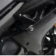 Черни краш тапи R&G Racing Aero с форма на сълза, монтирани на рамата на Yamaha YZF-R125, видимо лого R&G върху капачката