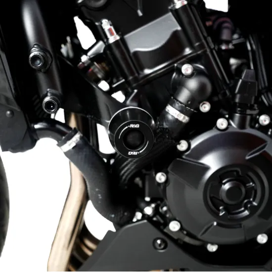 Черни краш тапи R&G Racing монтирани на двигател Honda CB1000 Hornet - цилиндричен амортисьор с бяло лого R&G, изглед от три