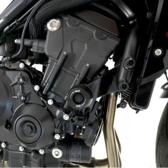 Черни краш тапи R&G Racing монтирани на двигател Honda CB1000 Hornet - цилиндричен амортисьор с бяло лого R&G, изглед от три