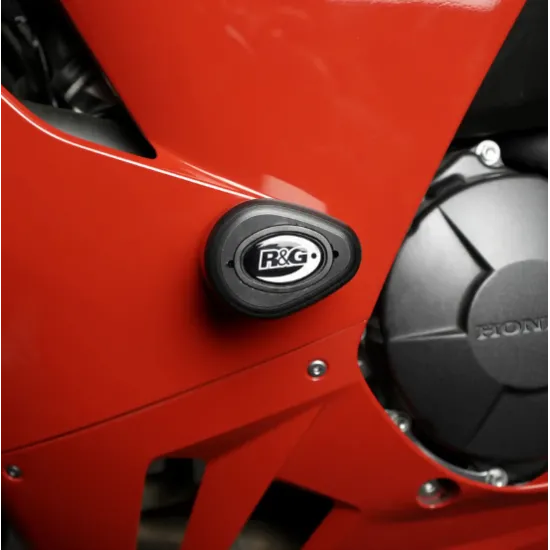 Черна краш тапа R&G Aero Style монтирана на червен обтекател Honda CBR 600RR с видимо лого R&G