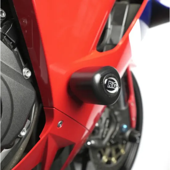 Черна краш тапа R&G Aero Style монтирана на червен обтекател Honda CBR 600RR с видимо лого R&G