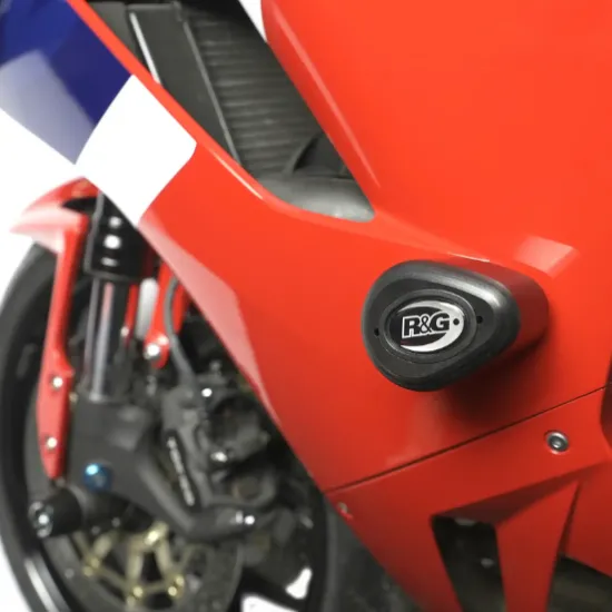 Черна краш тапа R&G Aero Style монтирана на червен обтекател Honda CBR 600RR с видимо лого R&G