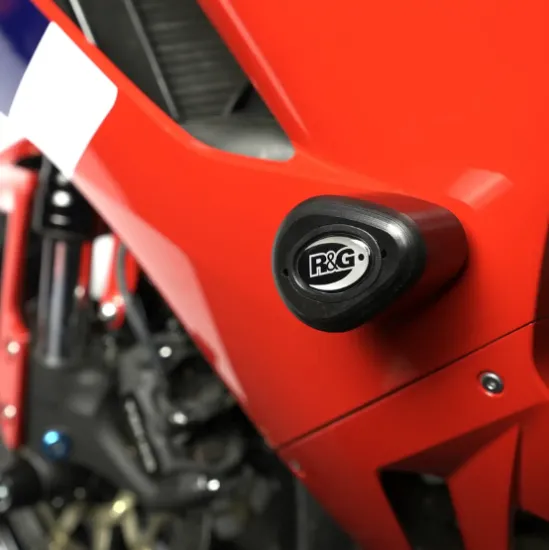 Черна краш тапа R&G Aero Style монтирана на червен обтекател Honda CBR 600RR с видимо лого R&G
