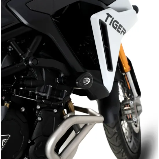 Черна краш тапа R&G Racing Aero Style с бяло лого, монтирана на двигателен капак на Triumph Tiger 900, снимка отблизо