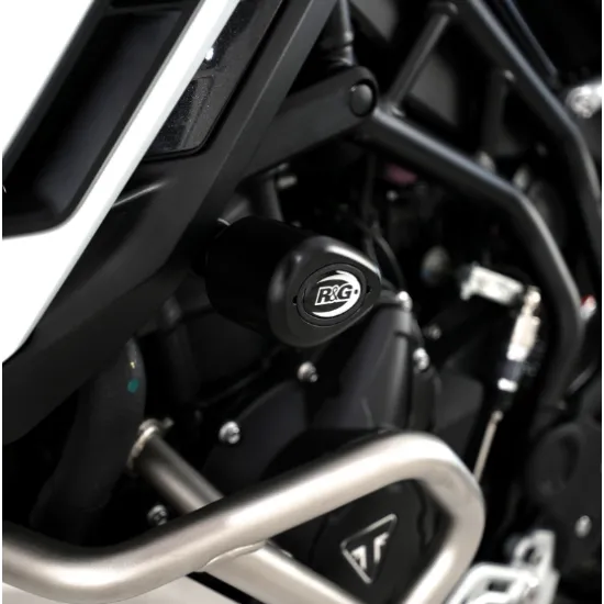 Черна краш тапа R&G Racing Aero Style с бяло лого, монтирана на двигателен капак на Triumph Tiger 900, снимка отблизо