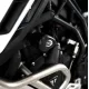 Черна краш тапа R&G Racing Aero Style с бяло лого, монтирана на двигателен капак на Triumph Tiger 900, снимка отблизо