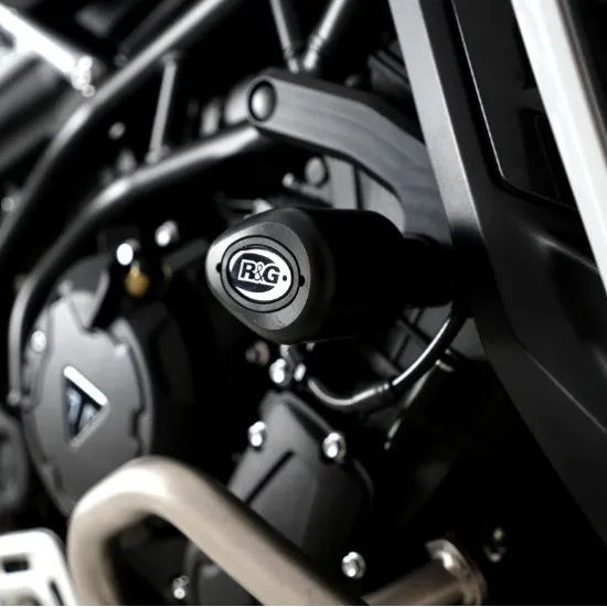 Черна краш тапа R&G Racing Aero Style с бяло лого, монтирана на двигателен капак на Triumph Tiger 900, снимка отблизо