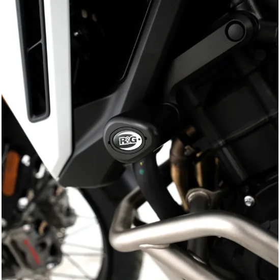 Черна краш тапа R&G Racing Aero Style с бяло лого, монтирана на двигателен капак на Triumph Tiger 900, снимка отблизо