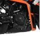 Черен протектор за картер R&G Racing монтиран на KTM с оранжева рамка - изглед на двигателя от дясна страна