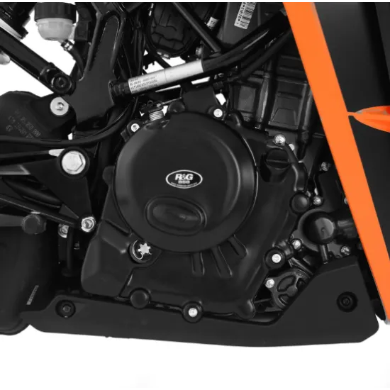 Черен протектор за картер R&G Racing монтиран на KTM с оранжева рамка - изглед на двигателя от дясна страна