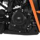 Черен протектор за картер R&G Racing монтиран на KTM с оранжева рамка - изглед на двигателя от дясна страна