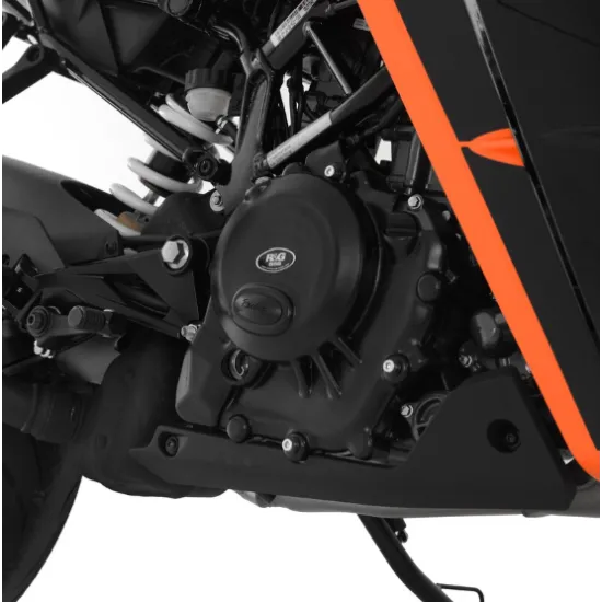 Черен протектор за картер R&G Racing монтиран на KTM с оранжева рамка - изглед на двигателя от дясна страна