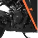 Черен протектор за картер R&G Racing монтиран на KTM с оранжева рамка - изглед на двигателя от дясна страна