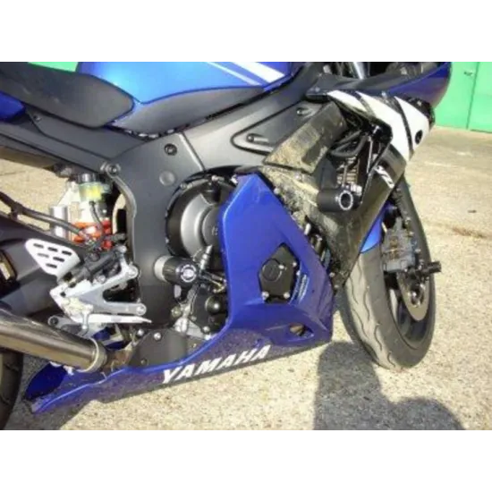 Черни краш тапи за ост R&G Racing монтирани на синя Yamaha YZF-R6, видими до предното колело и вилките