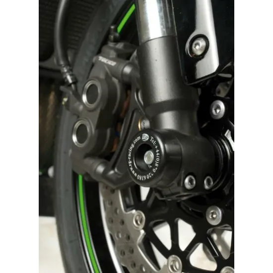 Черни краш тапи R&G Racing монтирани на оста на предното колело на Kawasaki ZX10R с лого и контакти върху компактния корпус