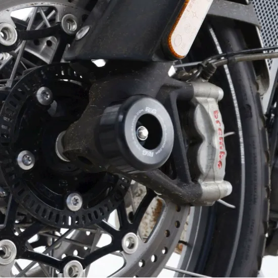 Черна краш тапа R&G Racing монтирана на оста на предно колело до спирачен апарат Brembo на Triumph Scrambler