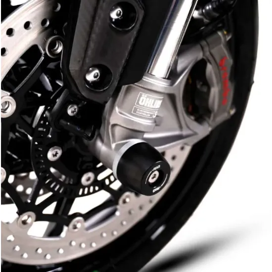 Черни краш тапи R&G Racing монтирани на оста на предното колело на Triumph Speed Triple с вилки Öhlins SV и спирачен апарат