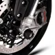 Черни краш тапи R&G Racing монтирани на оста на предното колело на Triumph Speed Triple с вилки Öhlins SV и спирачен апарат