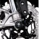 Черни краш тапи R&G Racing монтирани на оста на предното колело на Triumph Speed Triple с вилки Öhlins SV и спирачен апарат
