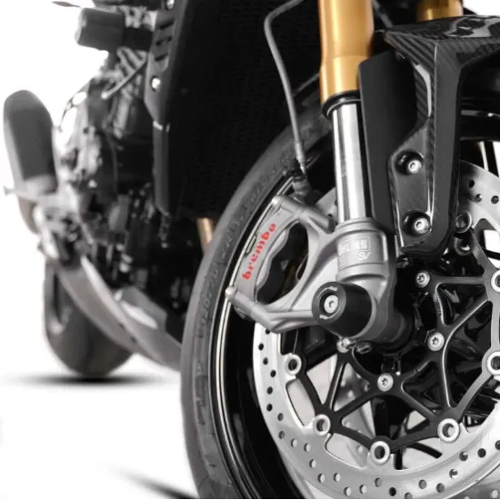 Черни краш тапи R&G Racing монтирани на оста на предното колело на Triumph Speed Triple с вилки Öhlins SV и спирачен апарат