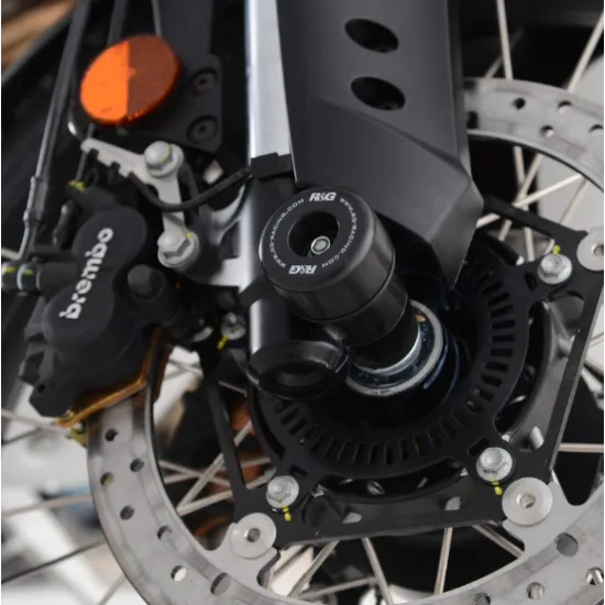 Черни краш тапи R&G Racing монтирани на предната ос на Aprilia Tuareg 660 до спирачен апарат Brembo и перфориран ротор