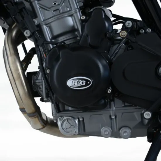 Черен R&G Racing протектор за ляво картерно покритие монтиран на двигател KTM Duke 790 с релефно лого