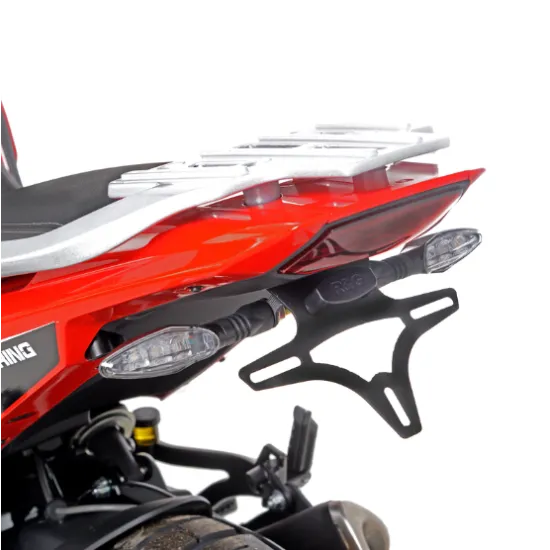 Черна стойка за номер R&G Racing монтирана на червен Moto Morini 650 X-Cape, видими LED мигачи и компактен носач под задния