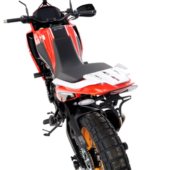 Черна стойка за номер R&G Racing монтирана на червен Moto Morini 650 X-Cape, видими LED мигачи и компактен носач под задния