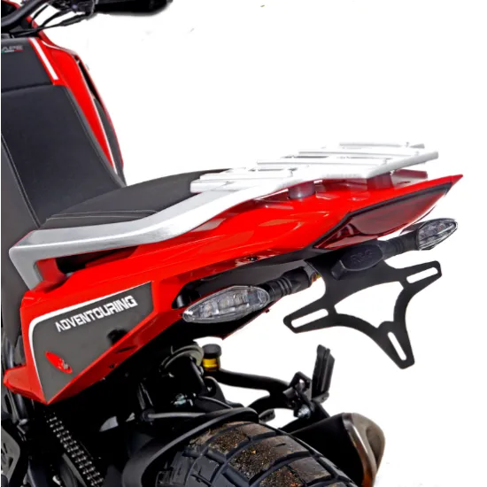 Черна стойка за номер R&G Racing монтирана на червен Moto Morini 650 X-Cape, видими LED мигачи и компактен носач под задния