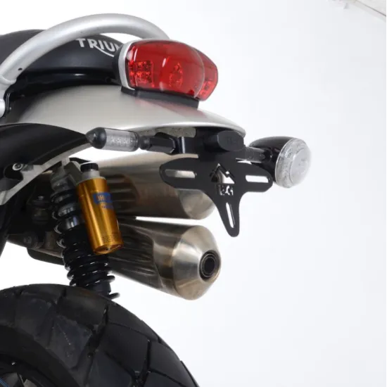 Черна стойка за номер R&G Racing монтирана на Triumph Scrambler 1200 - вид отзад с мигач и ауспух