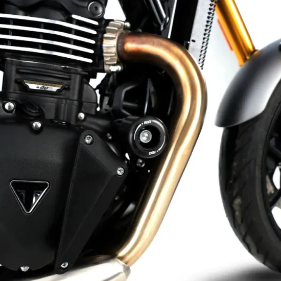 Черни краш тапи R&G Racing Aero монтирани в рамката на Triumph Speed 400 до бронзовата изпускателна тръба