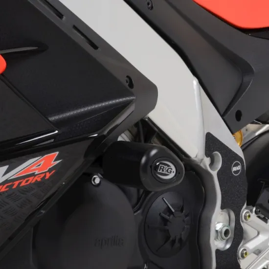 Черна краш тапа R&G Racing Aero Bobbin монтирана на двигателния блок на Aprilia RSV4 1100 Factory с червено-бял обтекател