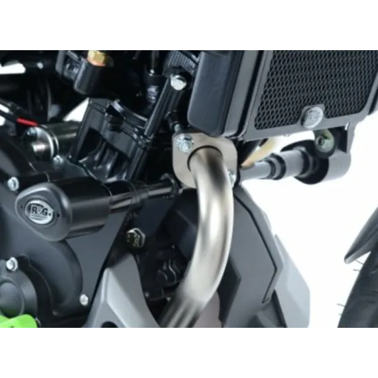 Черни краш тапи R&G Racing Aero монтирани на двигателен блок на Yamaha MT-125, метален носач и логo R&G върху капачката