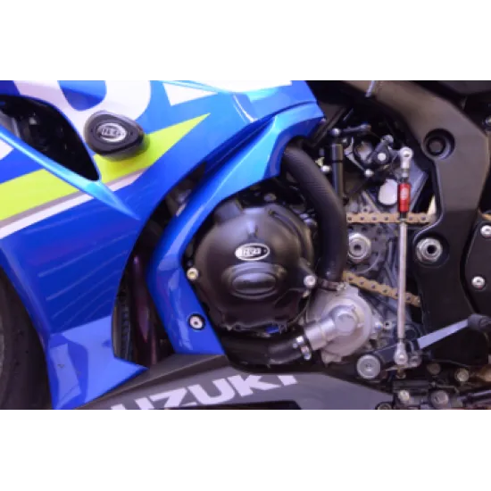 Черен матов протектор R&G Racing монтиран на левия картер на Suzuki GSX-R1000 в синьо-жълта схема с видимо лого
