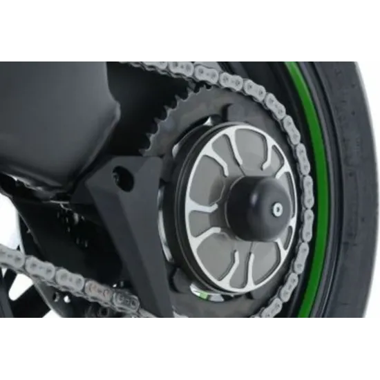 Черна краш тапа R&G Racing монтирана на оста на задното колело на Kawasaki H2, до зъбно колело и верига