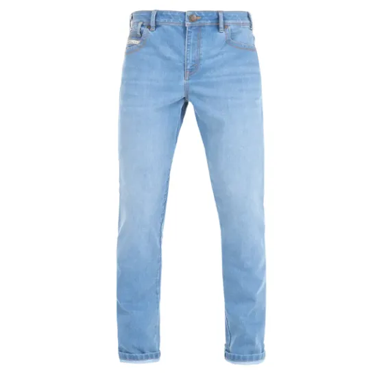 Светлосини мото дънки John Doe Pioneer Mono с slim-fit кройка, пет джоба и завит подгъв, носени с черна тениска и бели