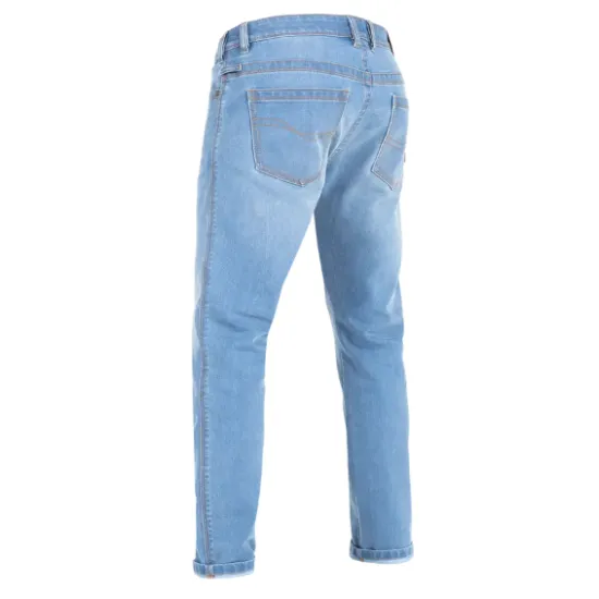 Светлосини мото дънки John Doe Pioneer Mono с slim-fit кройка, пет джоба и завит подгъв, носени с черна тениска и бели
