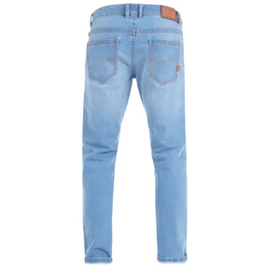 Светлосини мото дънки John Doe Pioneer Mono с slim-fit кройка, пет джоба и завит подгъв, носени с черна тениска и бели