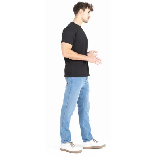 Светлосини мото дънки John Doe Pioneer Mono с slim-fit кройка, пет джоба и завит подгъв, носени с черна тениска и бели