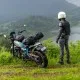 Черна мото чанта Kriega US-40 с множество регулируеми ремъци и бързоразглобяеми куки, монтирана на мотоциклетна седалка