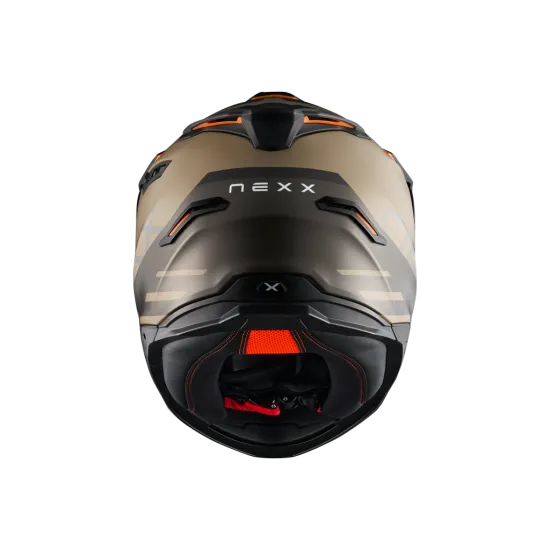 Пясъчно-сива мото каска NEXX Y.TRAVL Quest с матов финиш, тъмни графични елементи, оранжеви акценти, отстраняем peak и прозрачен визьор