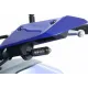 Черен пластмасов адаптер за мигачи R&G Racing монтиран на синя каросерия на Yamaha мотоциклет с компактен LED мигач