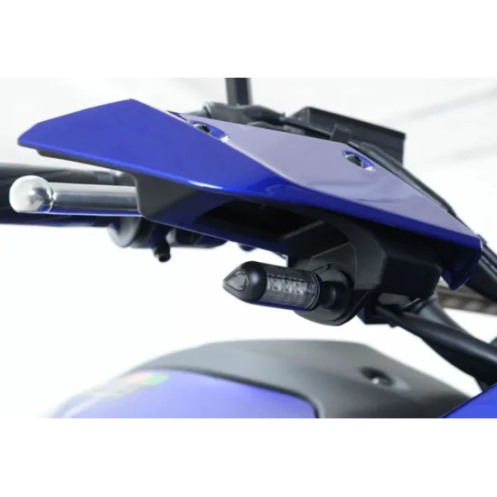 Черен пластмасов адаптер за мигачи R&G Racing монтиран на синя каросерия на Yamaha мотоциклет с компактен LED мигач
