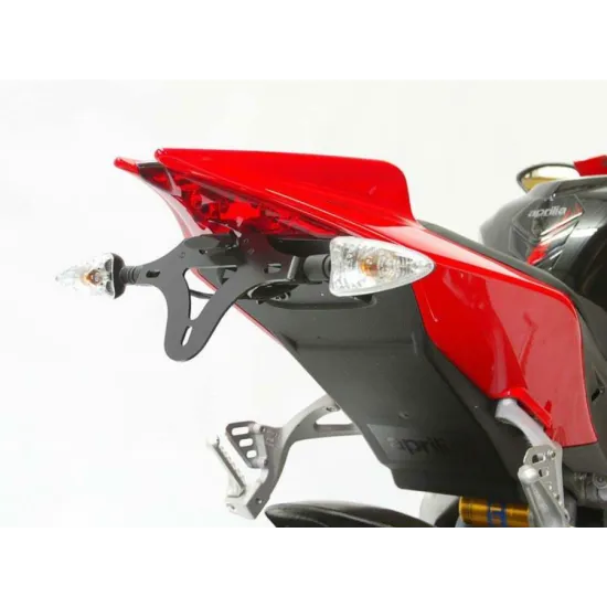 Черна стойка за номер R&G Racing монтирана на червена Aprilia RSV4 с кехлибарен мигач и вградена светлина за номер