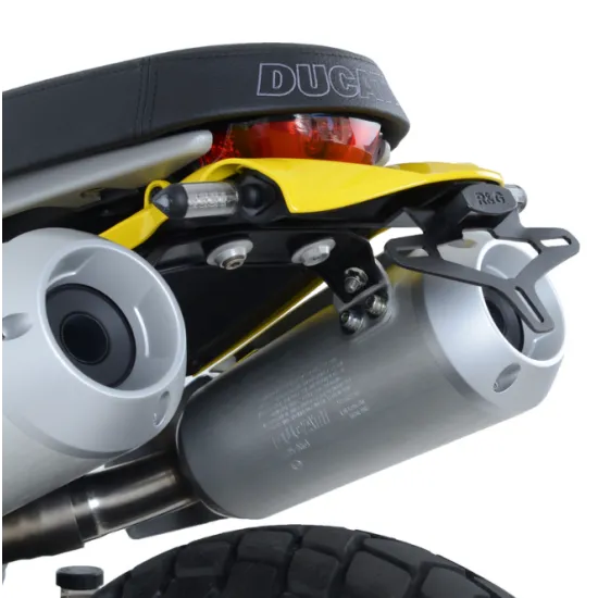 Черна стойка за номер R&G Racing монтирана на Ducati Scrambler 1100 между два сребристи ауспуха и жълт заден калник, с