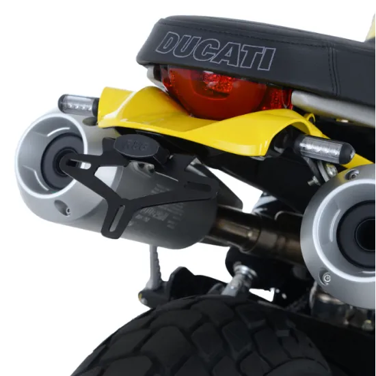 Черна стойка за номер R&G Racing монтирана на Ducati Scrambler 1100 между два сребристи ауспуха и жълт заден калник, с