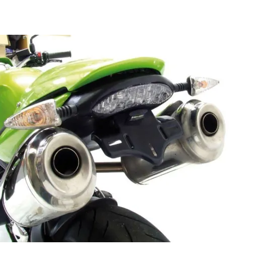 Черна стойка за номер R&G Racing на зелен Triumph Speed Triple с овален LED стоп и двойни хромирани ауспуси