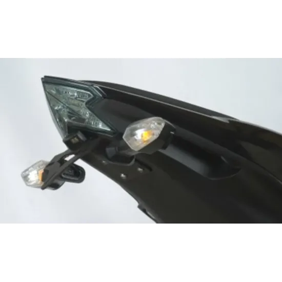 Черна стойка за номер R&G Racing за Kawasaki Z800 с два кехлибарени OEM мигача и вградена светлина за номер