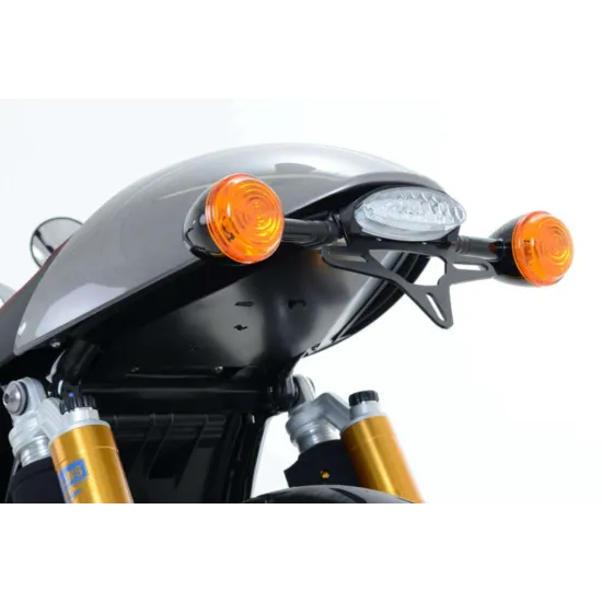 Черна стойка за номер R&G Racing на Triumph Thruxton с оранжеви кръгли мигачи и интегрирана LED светлина за табела