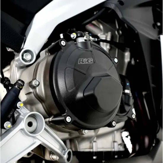 Черен алуминиев протектор R&G PRO за съединител монтиран на двигател на Aprilia RS 660 с триъгълен Skidder и лазерно гравирано лого